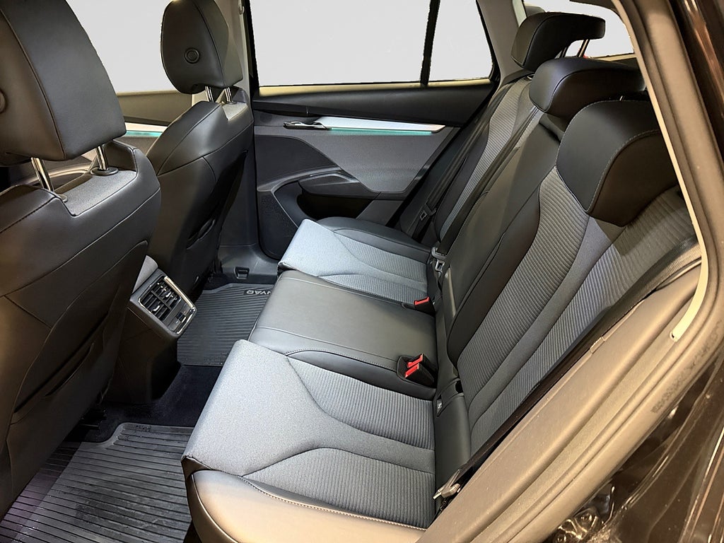Skoda Enyaq iV 80x Dragkrok Adapativ fart 360° kamera Elstol 4WD bild 14