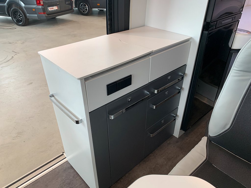 Pilote V 630 J / B-körkort / Långbädd / Solcell / Ugn /160hk - Pilote