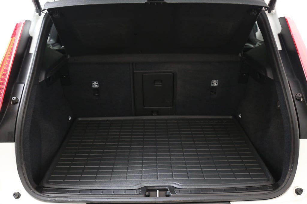 Volvo XC40 B4 Bensin 197hk Ultra Dark Skinn l Panorma l H/K l 360° 2025