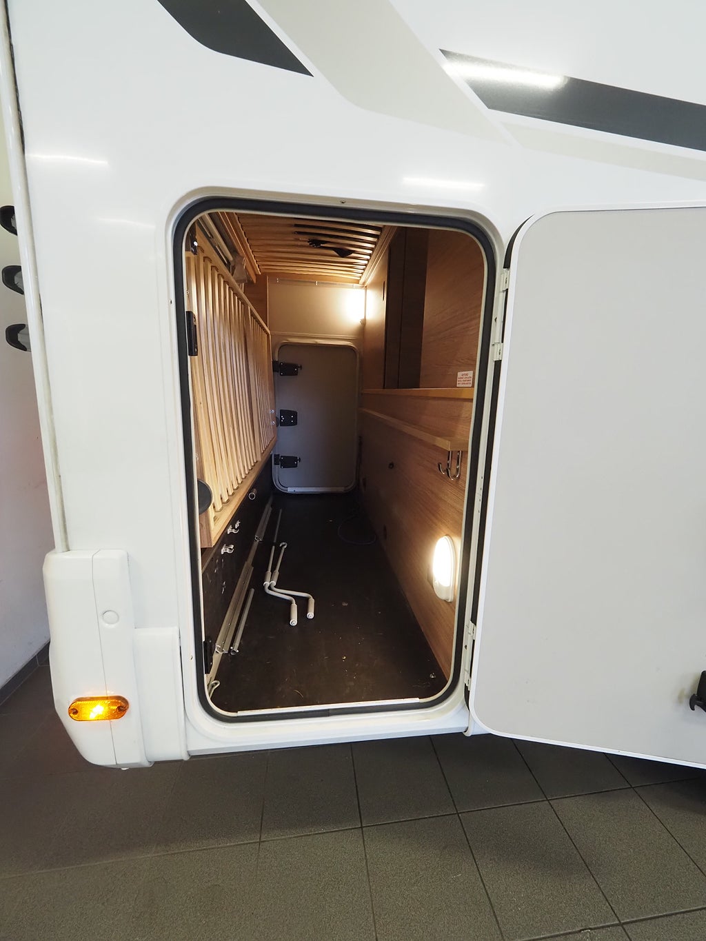 Weinsberg CaraHome 600 DKG AUT I 3500kg I Solcell I 6st Bältade Platser