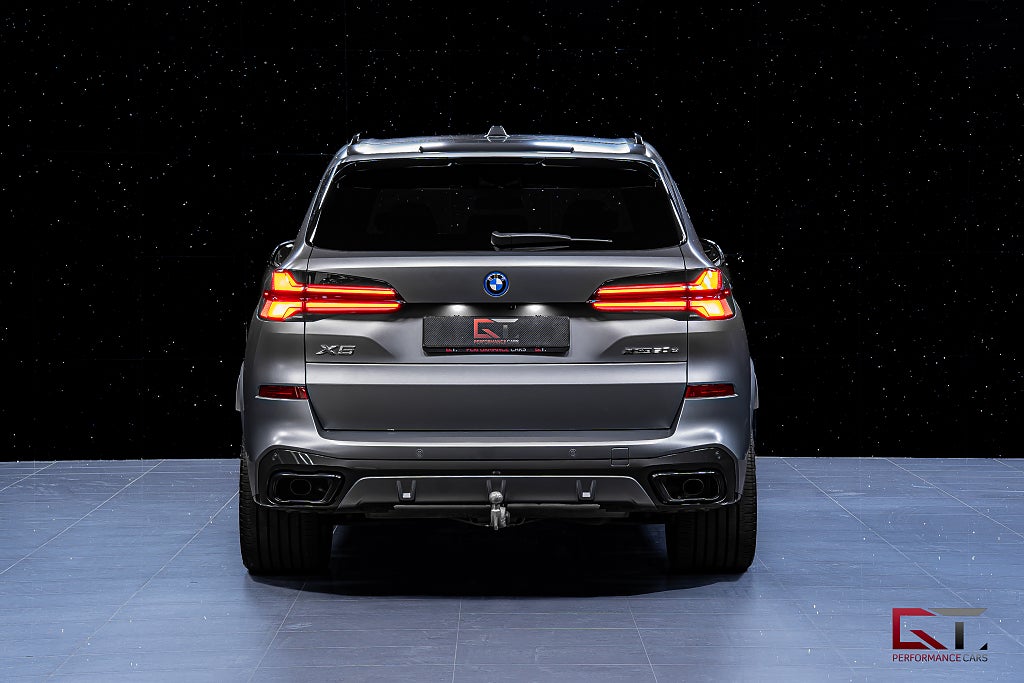 BMW X5 xDrive50e M-Sport Pro 2026 MOMS Frozen B&W Pano Sky 22"