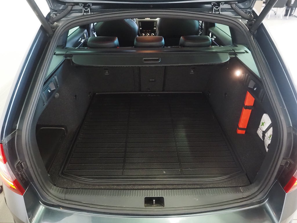 Skoda Octavia Kombi 2.0 TDI 4x4 RS Premium Dragpkt D-Värm 2018