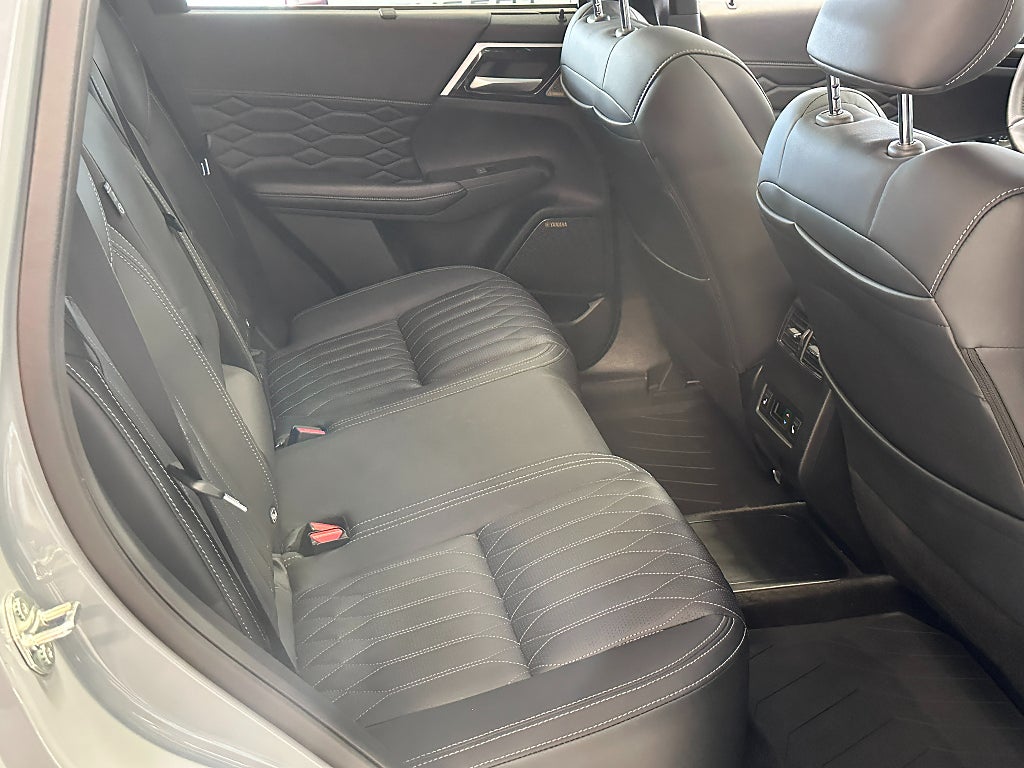 Mitsubishi Outlander PHEV CVT AWD 306hk Instyle Panorama Dragkrok thumbnail