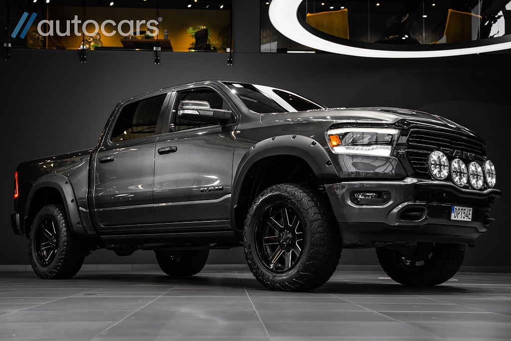 RAM 1500 5.7 V8 HEMI Laramie Night Offroad|Leasbar|Höjd|Diff