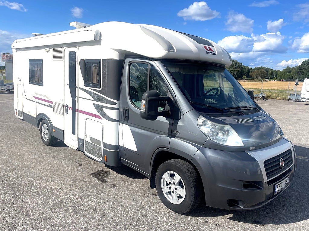 Adria Coral S 670 SLT långbäddar toa bak 5 åkande 3500 kg