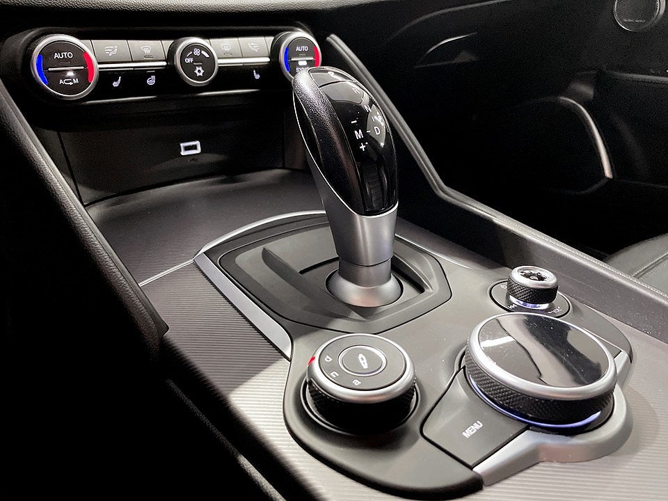 Bild på Alfa Romeo Giulia Veloce 2.0 Turbo 16V Q4 280hk Aut 4WD - ELSTOL,H/K,B-KAMERA