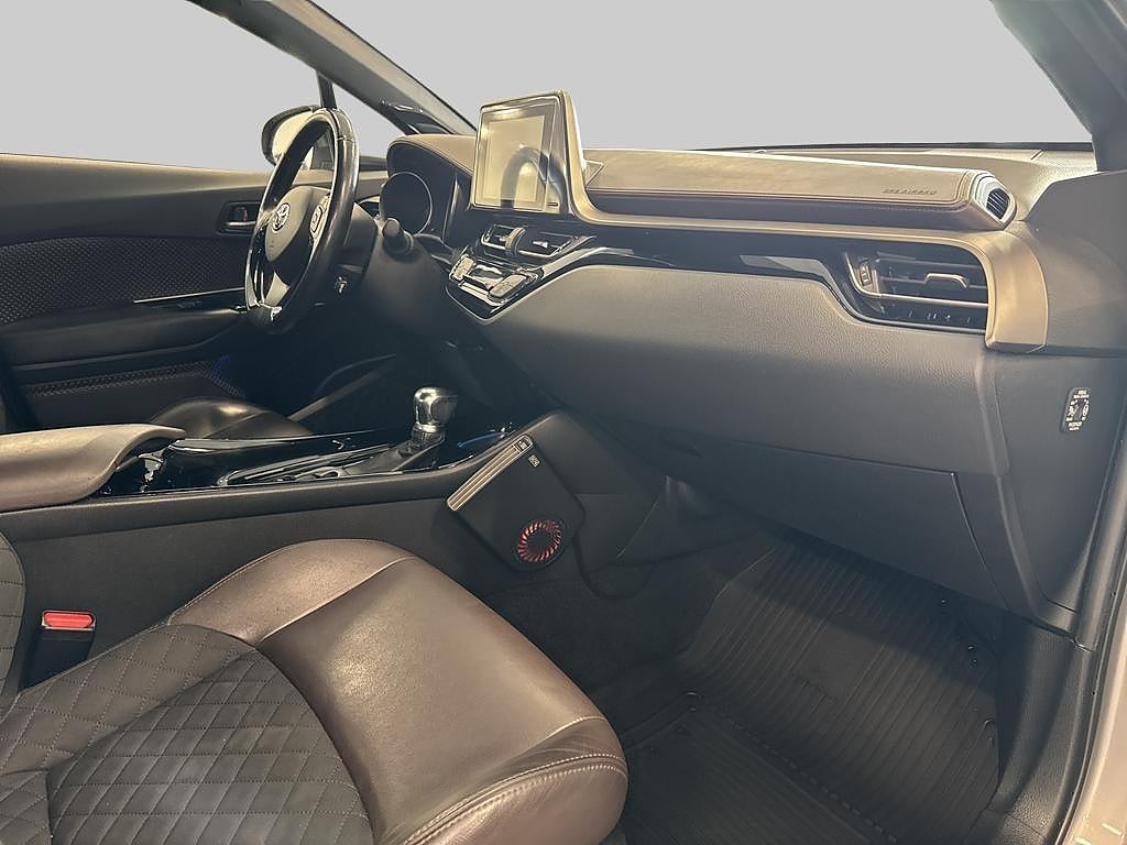 Toyota C-HR 2017 - miniatyr 7