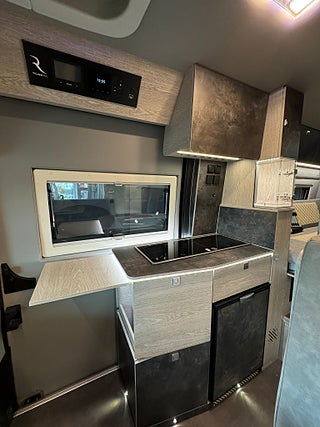 Husbil-halvintegrerad Robeta Kronos 180HK AUT Stor soffa bak! Långbädd & Popup-tak 8 av 29