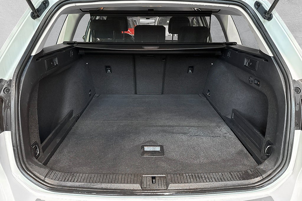 Volkswagen Passat Sportscombi 1.4 TSI Base Dragpaket B-Kamera Välservad