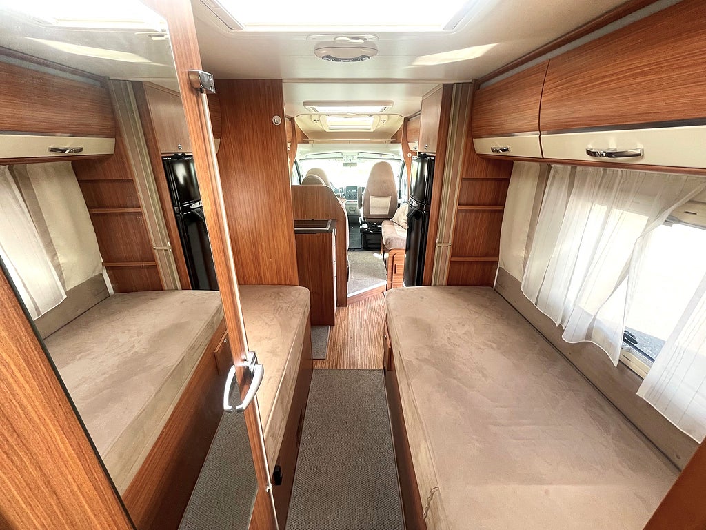 Adria Coral S 670 SLT långbäddar toa bak 5 åkande 3500 kg