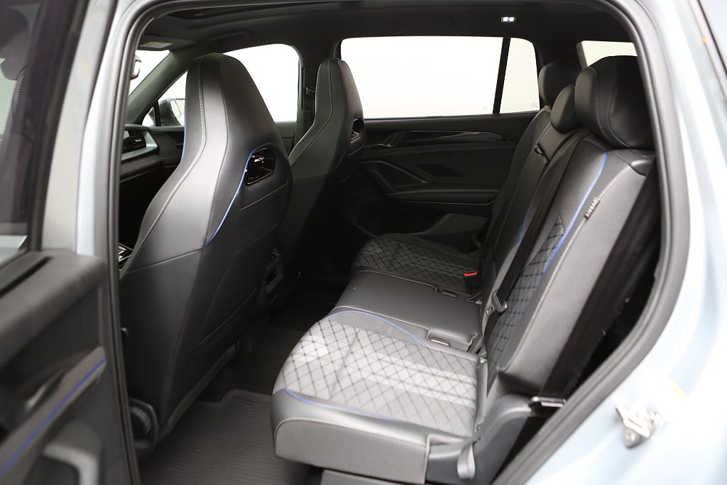 Volkswagen Tayron 2,0 TDI 4M R-Line 7-Sits Värme Drag VAT 2025