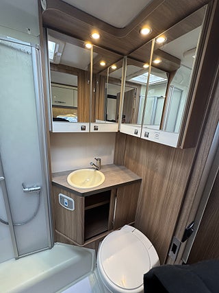 Husbil-integrerad Bürstner Aviano 690 Luftfjädring! Långbädd! Endast 6,99m! 14 av 20