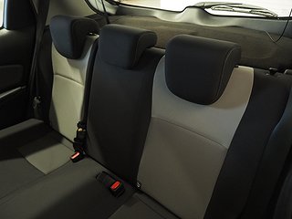 Halvkombi Toyota Yaris 15 av 21