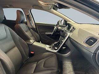 Volvo V60 D4 AWD Aut Värmare Ccokpit Farthållare Nyserv Psens S&V – bild 9