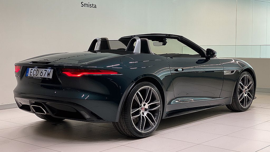 Jaguar F-Type P300 har en rak fyra på 300 hästkrafter.