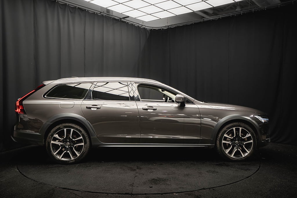 Volvo V90 Cross Country B4 AWD ULTIMATE PANO LÄDER DRAG H/K HUD 360° D