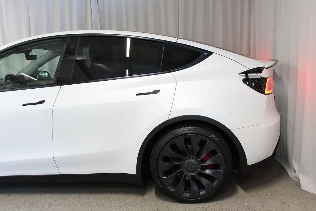 Tesla Model Y Performance 534 HK, Värmepump, Drag, 21 Uberturbine
