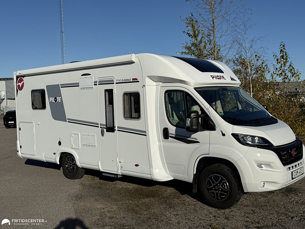 Pilote P740FC *Queenbed / Face to Face / Solpanel*