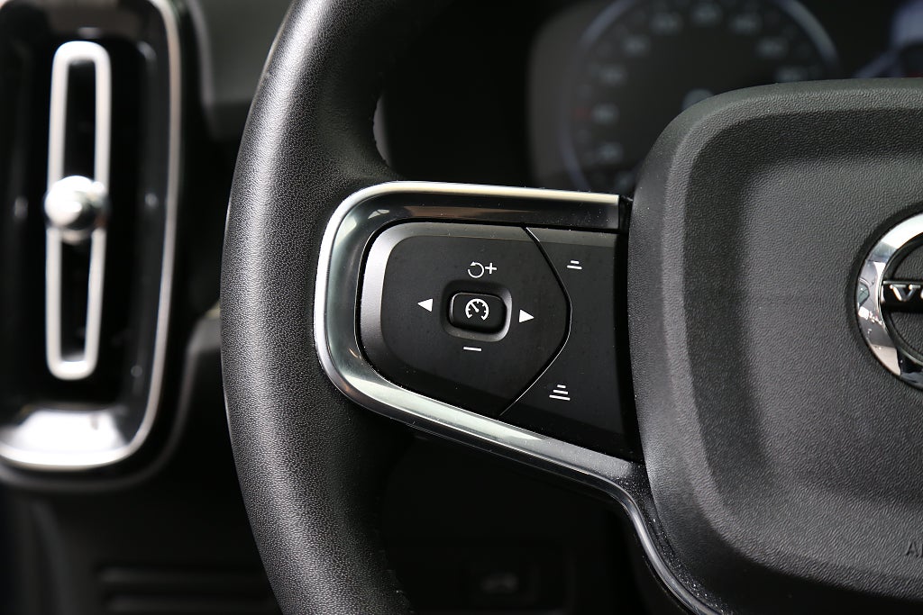 Volvo XC40 B4 Bensin 197hk Momentum Adv SE AWD 360° Drag Teknikpkt 2021