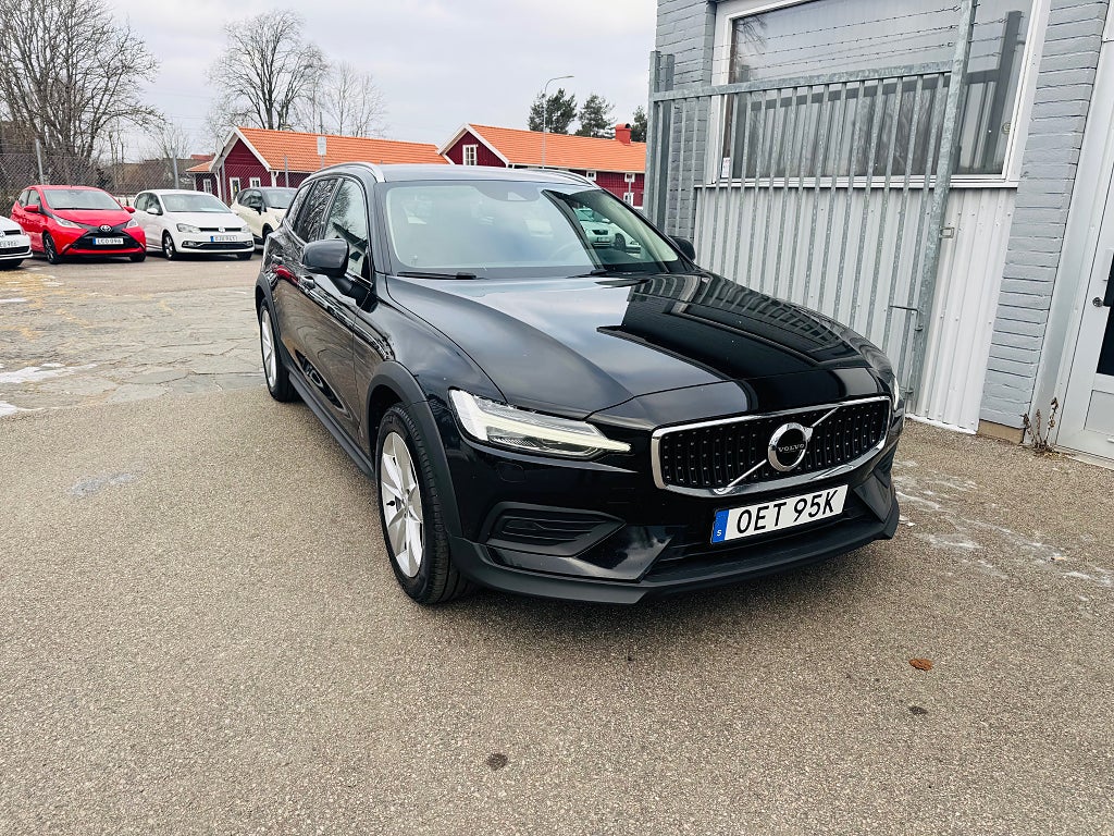Volvo V60 Cross Country B4 197HK AWD AUTOMAT / PILOT / NAVI / DRAG / VÄRMARE