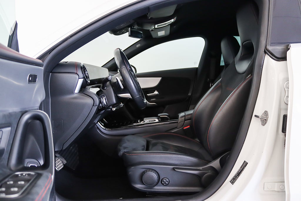 Mercedes-Benz CLA 180 Nyservad AMG Widescreen B-kamera Navi Alcantara