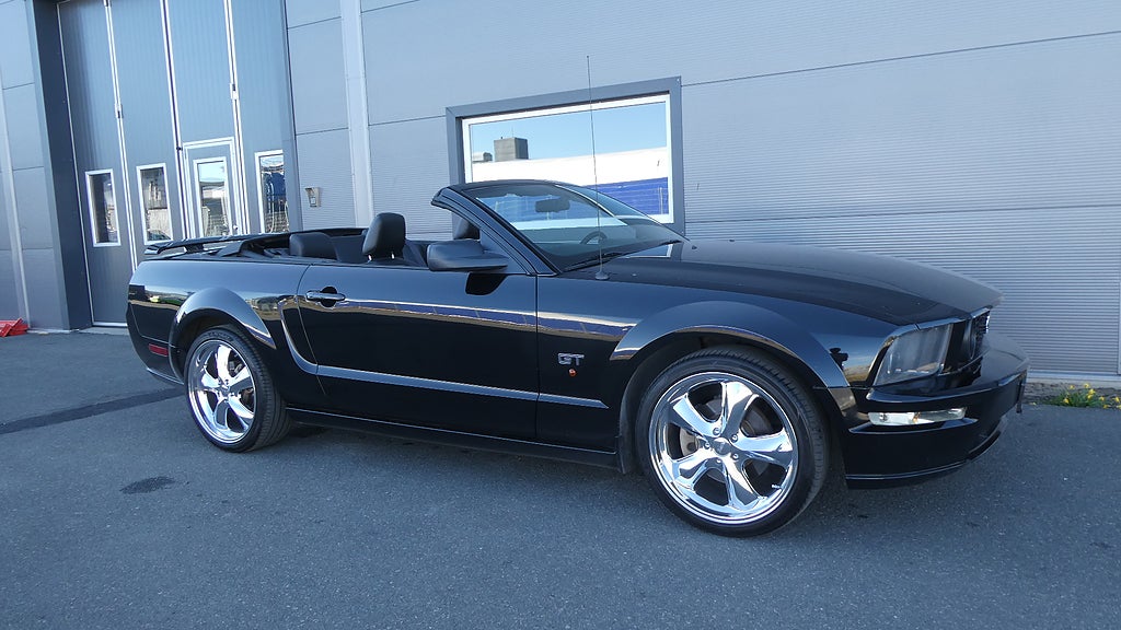 Ford Mustang GT Cab Trippel/Black