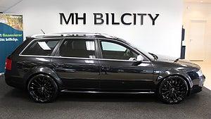 Audi RS6 är utrustad med Black Edition paket. 