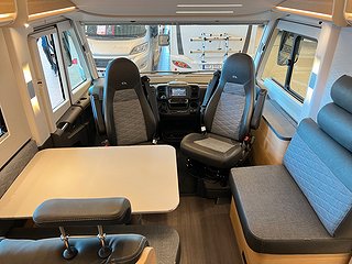 Husbil-integrerad Adria Sonic Plus 700 SL 26 av 32