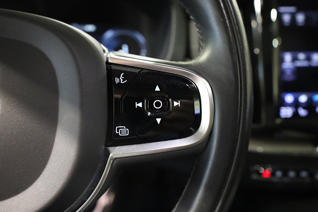 Volvo XC60 Recharge T6 AWD Inscription Orrefors Pano Drag H&K Navi 2021