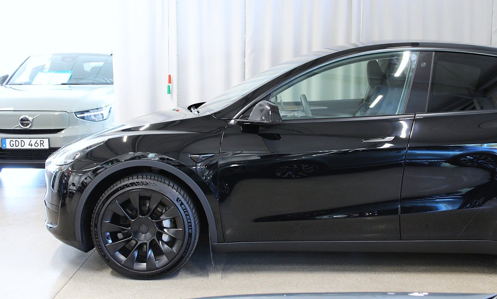 Tesla Model Y Standard Range RWD 299HK, Drag, Värmepump, 3,99% Ränta
