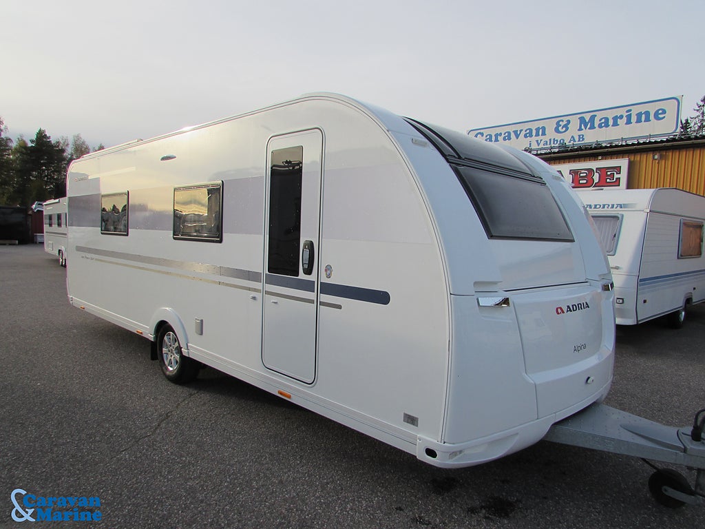Adria Alpina 663 HT Frontkök/Queenbed