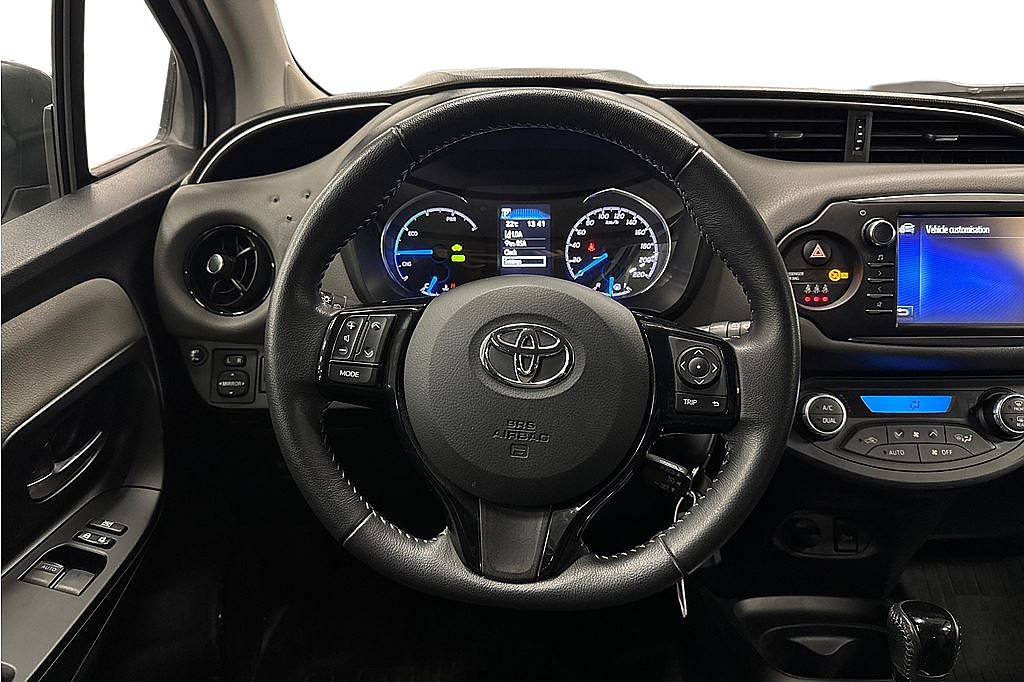 Toyota Yaris Hybrid, 1 brukare, FR 2,95%, P-sensorer fr & bak, tonade rutor