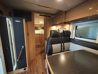 Husbil-halvintegrerad LMC Breezer H737 9 av 20