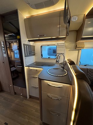 Husbil-halvintegrerad Bürstner Lyseo 744 TD 150HK AUT 7 av 25
