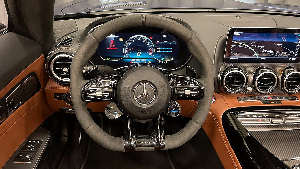 Mercedes-Benz AMG GT C Roadster har en V8-motor på 557 hästkrafter. 