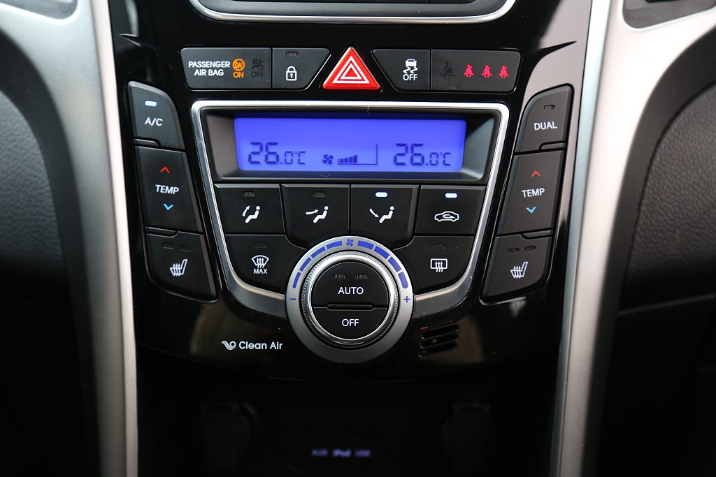 Hyundai i30 1,6 GDI 135hk Business Kombi Automat Nybesikt 2013