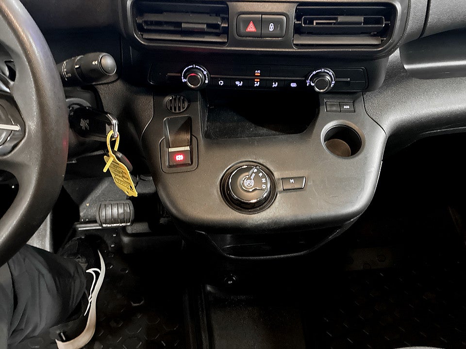 Bild på Peugeot Partner PRO 1.5 BHDi 130hk Aut L2 P-SENSORER CARPLAY