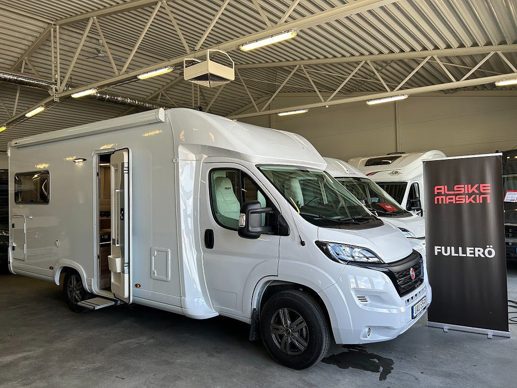 Pilote p 696 u / ac / u-soffa bak / solcell / taksäng / automatlåda 2023