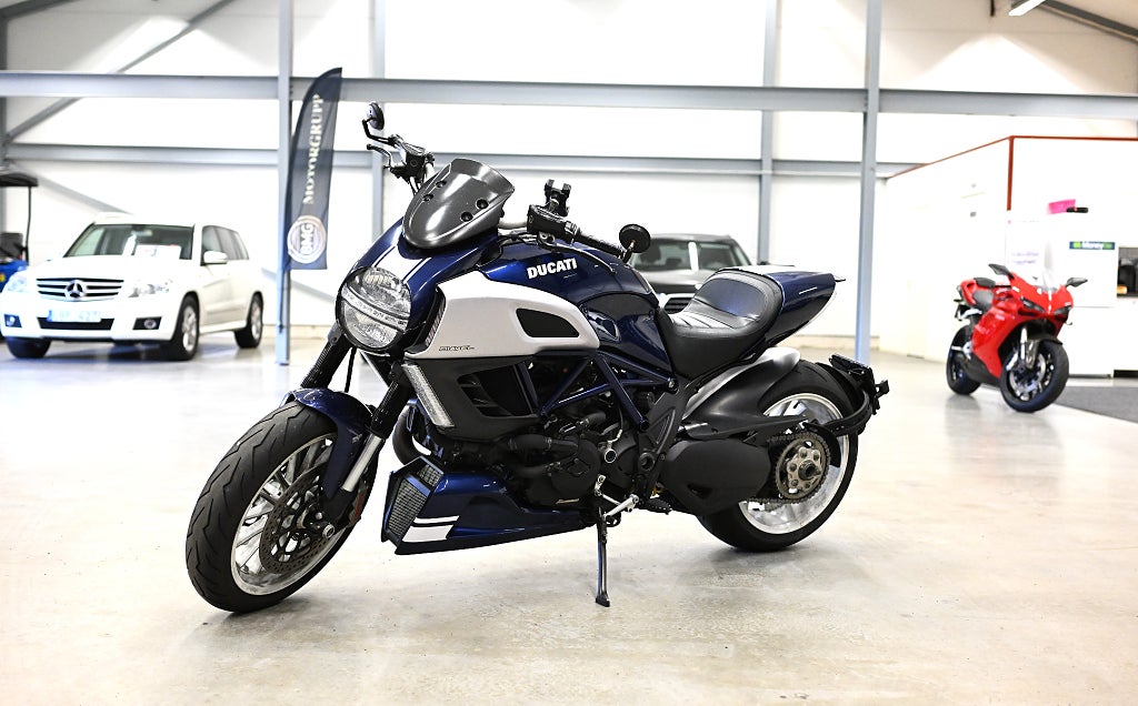 Ducati Diavel 1.2 L-Twin Carbon ABS