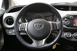 Halvkombi Toyota Yaris 14 av 24