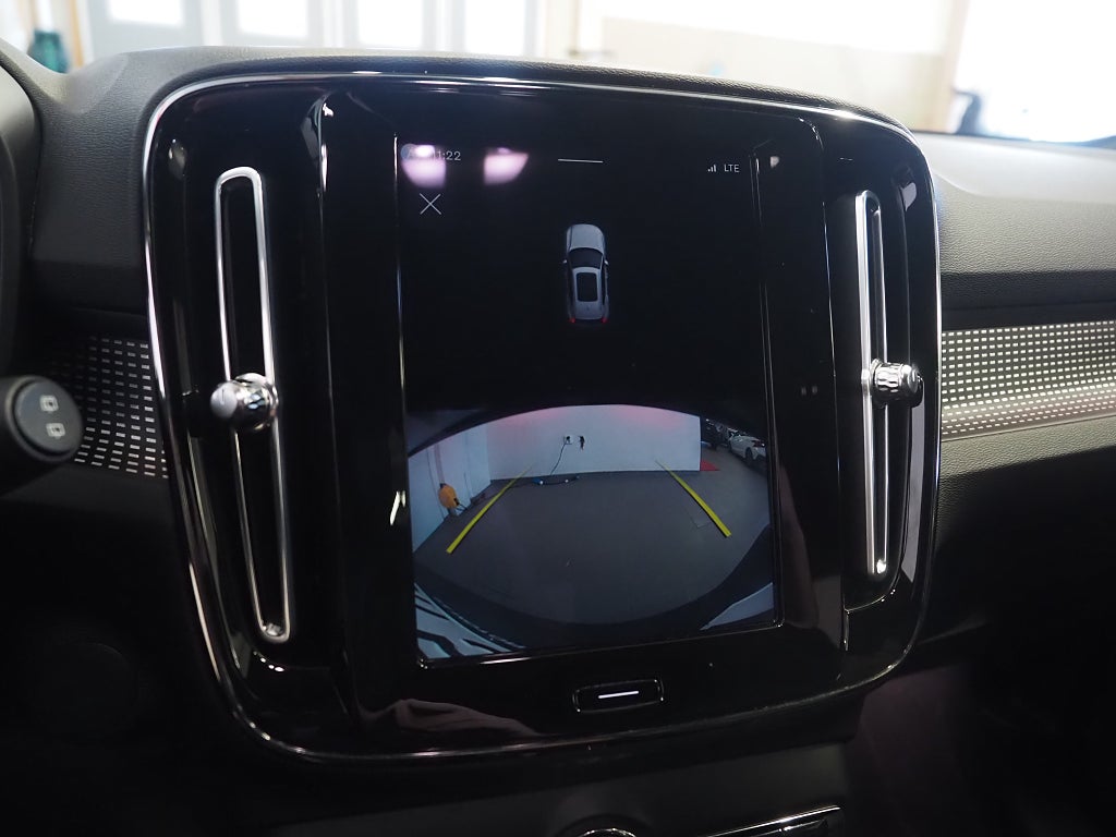 Volvo XC40 Recharge P8 AWD 408hk Core | Kamera | Skinn | 2021