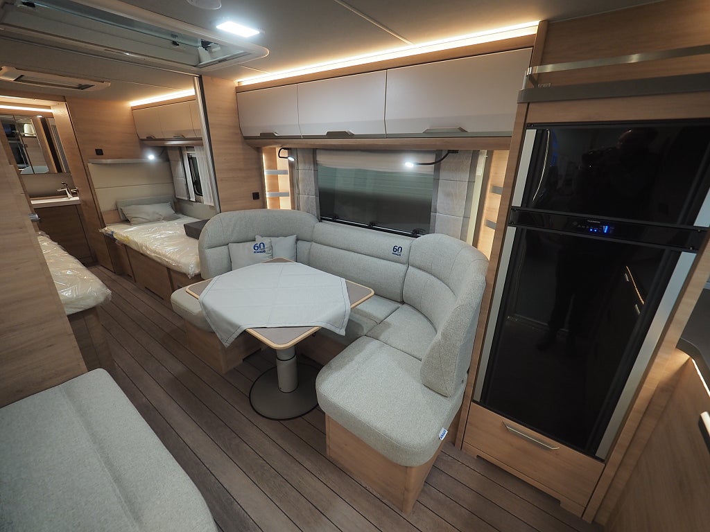 Knaus Südwind 650 PEB 60 Year  ALDE I Framkök I Långbädd