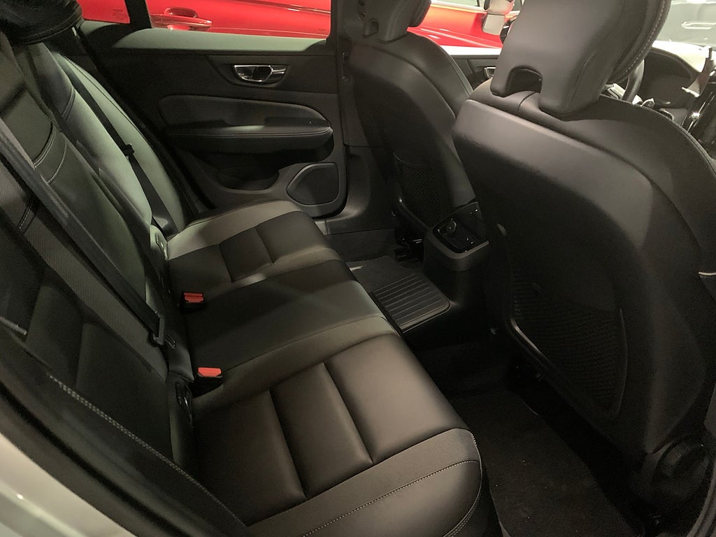 Volvo V60 Recharge T6 AWD 340hk R-Design |Navi|Kamera|Voc| 2022