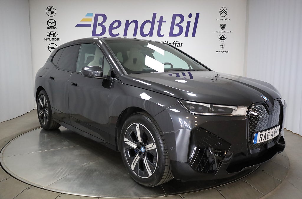 BMW iX xDrive50 | Comfort | Panorama | Dragkrok | HK