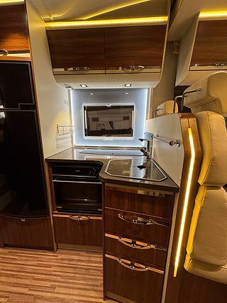 Husbil-halvintegrerad Adria Matrix Supreme 687SL 150HK 7 av 21