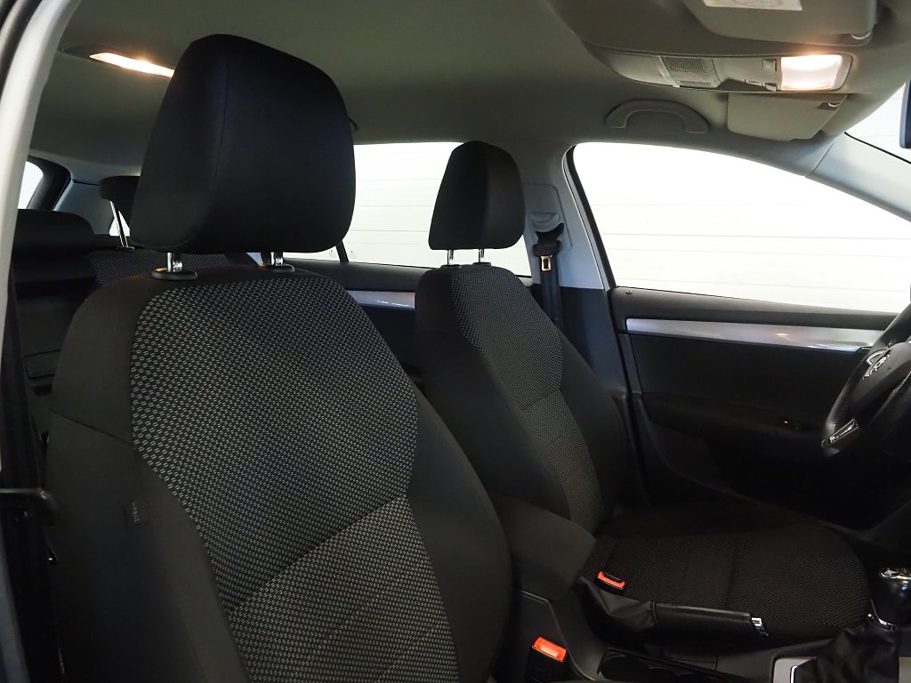 Skoda Octavia 1.6 TDI 110hk Greenline Pluspaket Dragkrok P-Sensorer 2015