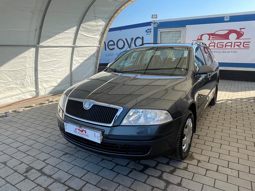 Skoda Octavia Kombi 1.6 MPI 102hk 2-BRUKARE S+V-HJUL M-VÄRMARE