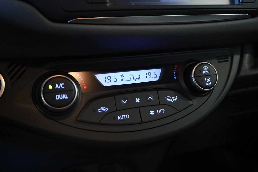 Toyota Yaris Hybrid e-CVT Active Kamera Blåtand Nyservad 2017