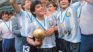 Diego Maradona efter att ha vunnit VM 1986. 