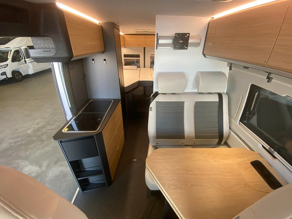 Adria Twin 640 SLB 60Y Ed. / Långbädd / B-körkort / Automat - Adria